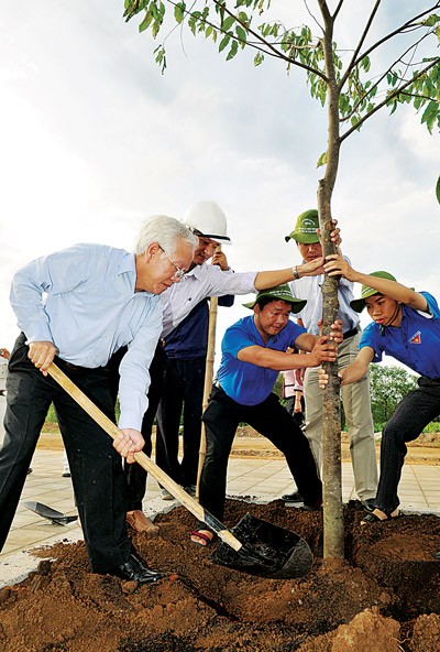 Chairman of Ho Chi Minh City People Committee plants a tree along the East – West highway on May 18 in celebration of the 120th birthday of President Ho Chi Minh, who had always advocated tree planting.(Photo:SGGP) Chairman of Ho Chi Minh City People Committee plants a tree along the East – West highway on May 18 in celebration of the 120th birthday of President Ho Chi Minh, who had always advocated tree planting.(Photo:SGGP)